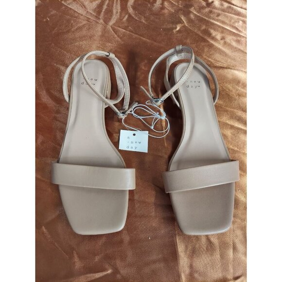 A New Day Brown Low Heeled Sandals Womens Sz 8.5 AA - Picture 1 of 3